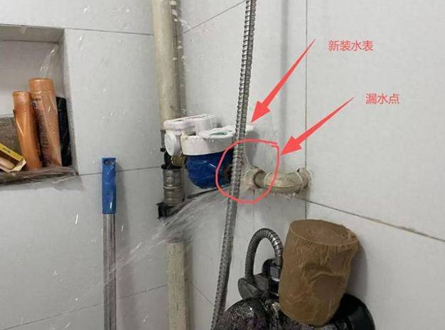 業主:索賠被要求自認水管自爆 青島一小區換水表致三層住戶被淹!